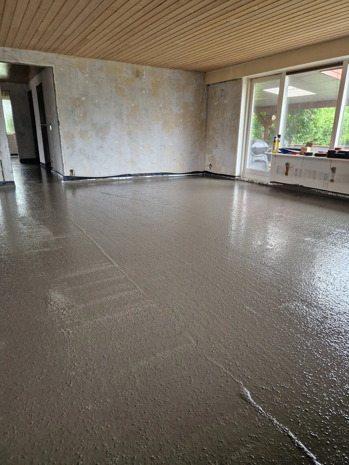 Frisk beton ved vinduesparti